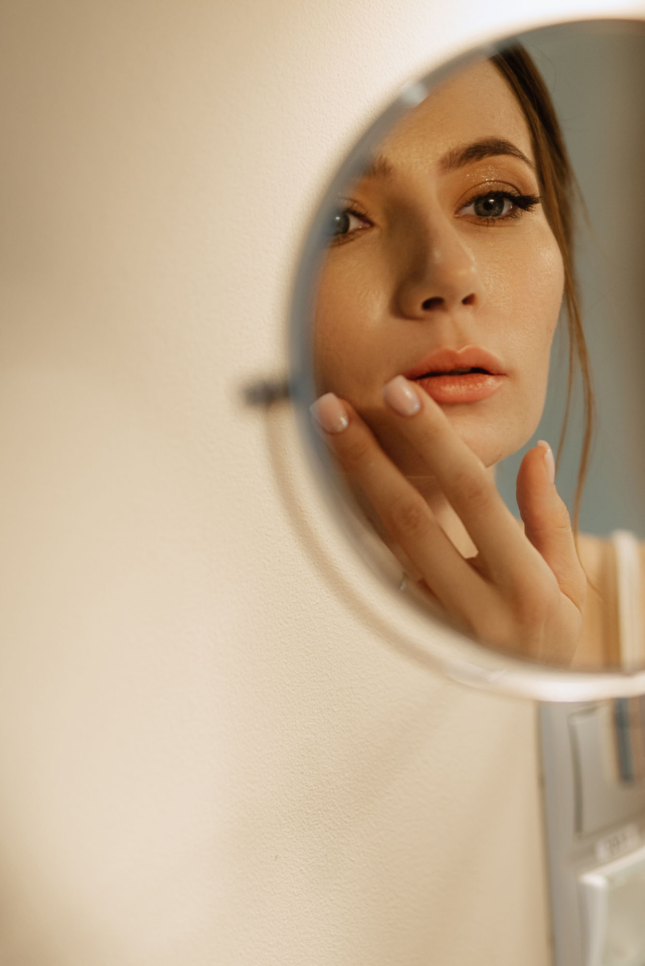 bride in a veil with makeup paints her lips